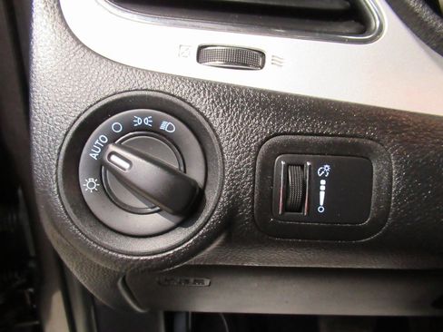 Used 2019 Dodge Journey SE image 25