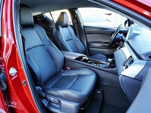 Used 2022 Toyota C-HR XLE image 12