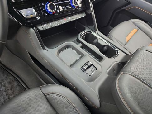 Used 2025 GMC Sierra 2500 AT4 image 12