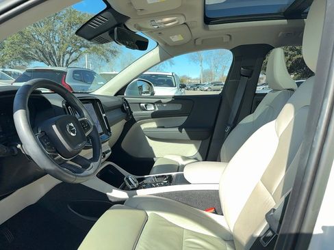 Used 2023 Volvo XC40 B4 Plus image 10