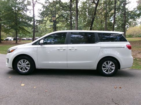 Used 2018 Kia Sedona L image 9