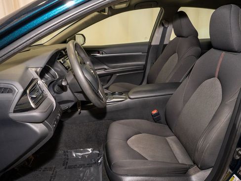 Used 2020 Toyota Camry LE image 9