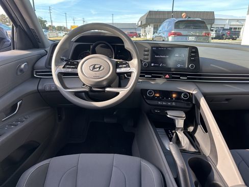 Used 2023 Hyundai Elantra SEL image 15