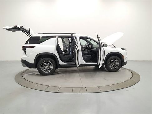 Used 2025 Chevrolet Traverse LT w/ LPO, Floor Liner Package image 15