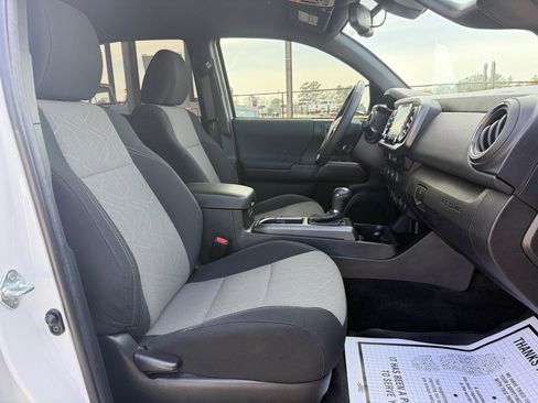 Used 2022 Toyota Tacoma TRD Off-Road image 18