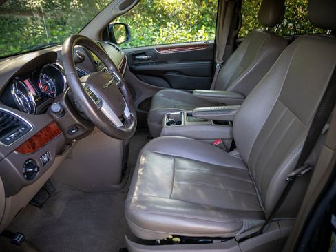 Used 2013 Chrysler Town & Country Touring-L w/ Driver Convenience Group FWD image 25