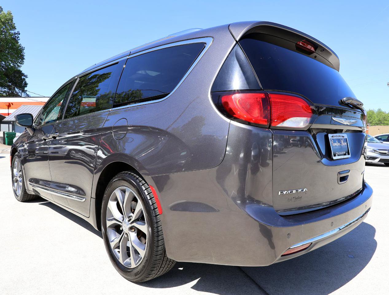 Used 2017 Chrysler Pacifica Limited w/ UConnect Theater Package FWD image 4