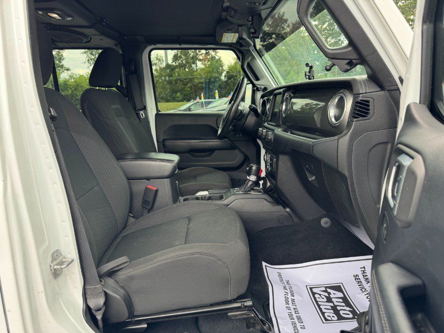 Used 2018 Jeep Wrangler Unlimited Sahara AWD/4WD image 19
