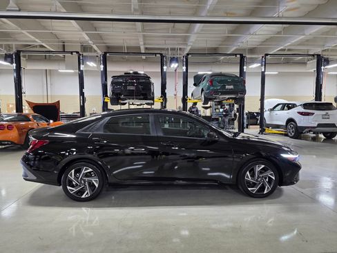 Certified 2025 Hyundai Elantra Sport FWD image 8