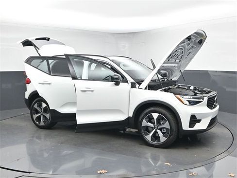 New 2026 Volvo XC40 B5 Core w/ Climate Package image 50