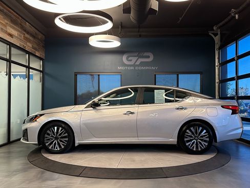 Used 2024 Nissan Altima 2.5 SV image 6