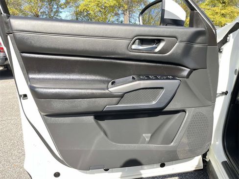 Used 2023 Nissan Pathfinder SL image 11