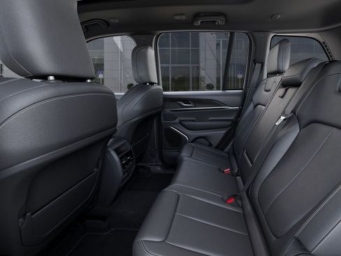 New 2025 Jeep Grand Cherokee Limited w/ Black Appearance Package AWD/4WD image 24