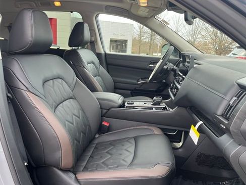New 2026 Nissan Pathfinder Platinum image 11