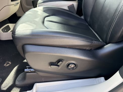 Used 2024 Chrysler Pacifica Touring-L image 40