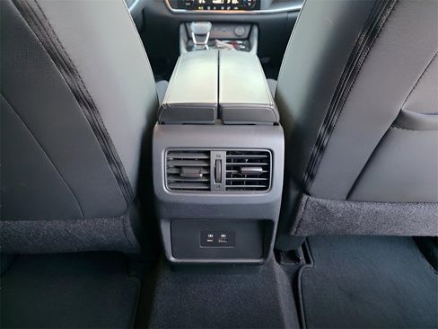 Used 2023 Nissan Rogue SV image 10