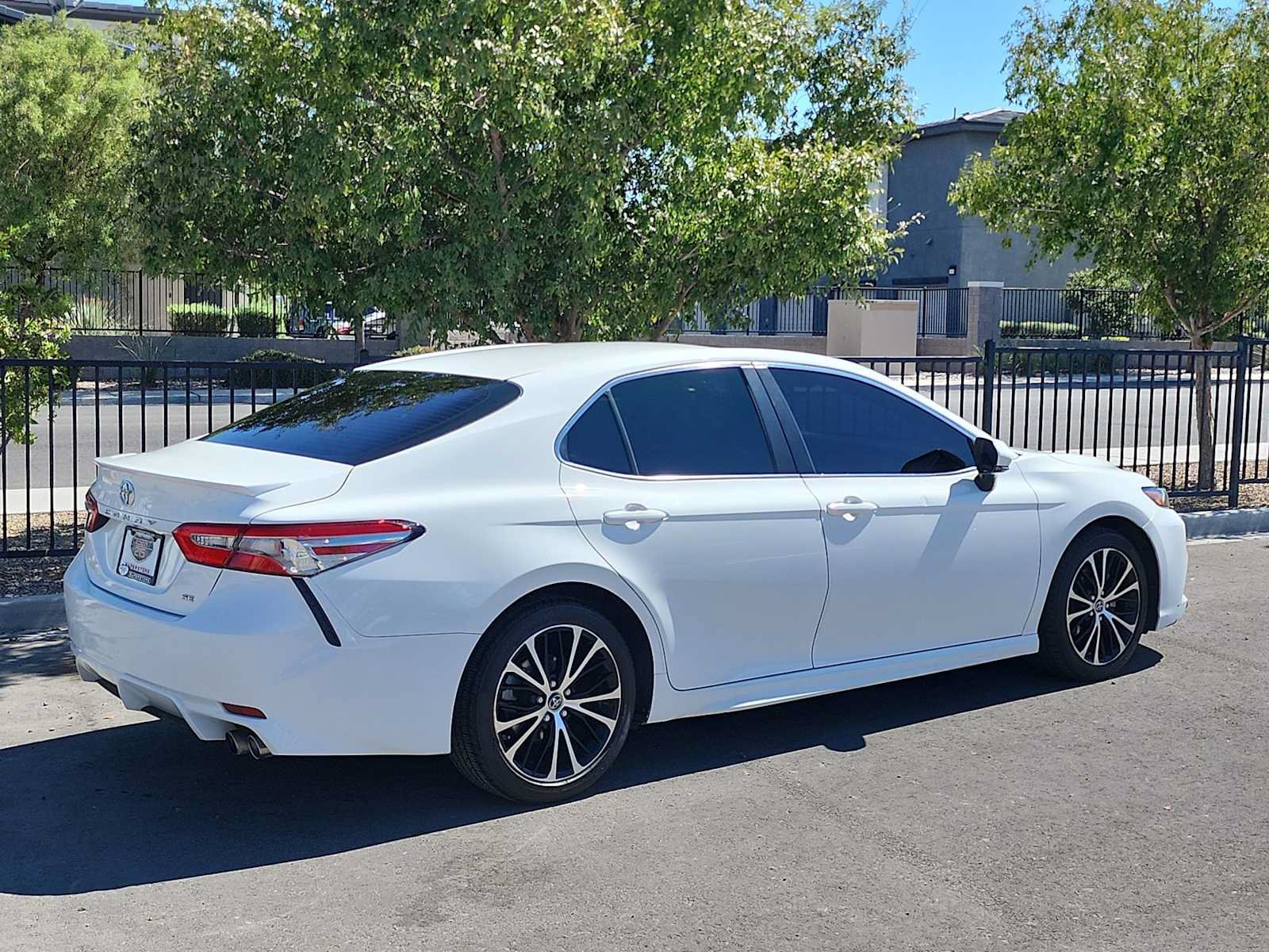 Used 2018 Toyota Camry SE w/ Moonroof Package FWD image 8