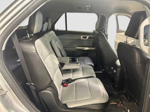 Used 2021 Ford Explorer XLT w/ Equipment Group 202A RWD image 15