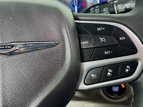 Used 2024 Chrysler Pacifica Touring-L FWD image 13