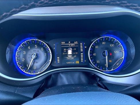 Used 2020 Chrysler Pacifica Touring-L image 20