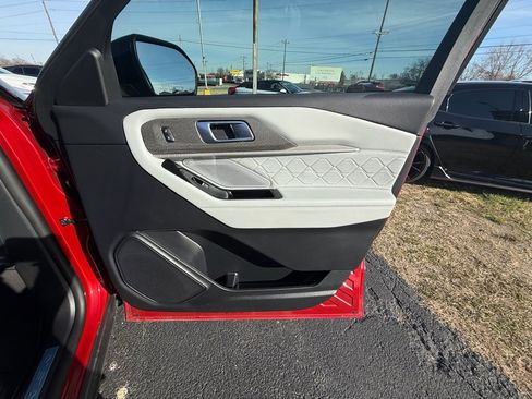 Used 2025 Ford Explorer Platinum w/ Ultimate Package image 23