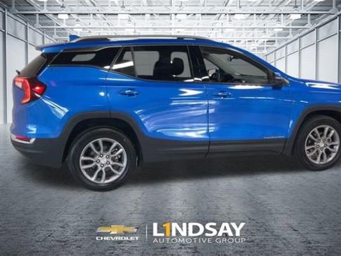 Used 2024 GMC Terrain SLT image 2