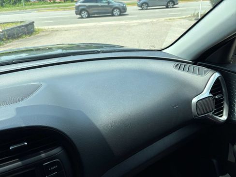 Used 2025 Kia Soul LX w/ LX Technology Package FWD image 31
