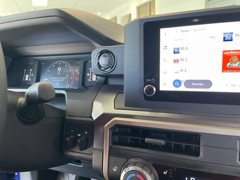 Certified 2025 Toyota Tacoma SR5 AWD/4WD image 30