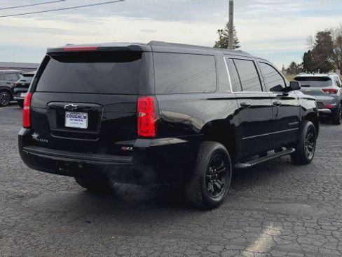 Used 2018 Chevrolet Suburban LT w/ Z71 Midnight Edition image 8