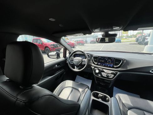 Used 2025 Chrysler Pacifica Select FWD image 44