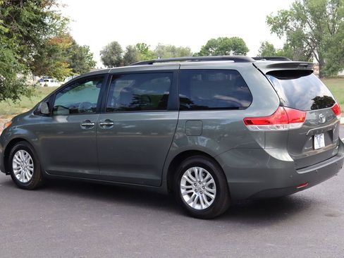 Used 2012 Toyota Sienna XLE image 8