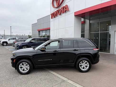 Used 2023 Jeep Grand Cherokee Limited AWD/4WD image 3