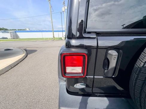 Used 2022 Jeep Wrangler Unlimited Sport w/ Sun And Sound Package AWD/4WD image 16