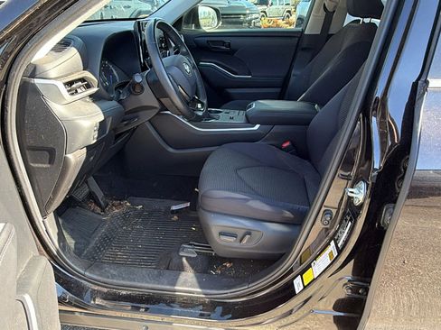 Used 2020 Toyota Highlander LE image 16