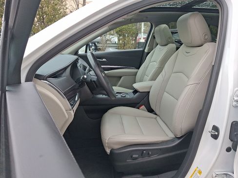 Used 2023 Cadillac XT4 Luxury w/ Cold Weather Package image 18