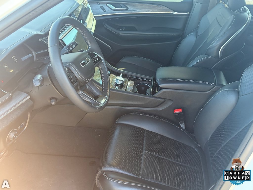 Certified 2023 Jeep Grand Cherokee Overland w/ Luxury Tech Group IV AWD/4WD image 8