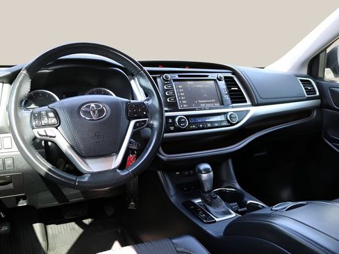 Used 2018 Toyota Highlander Plus FWD image 14