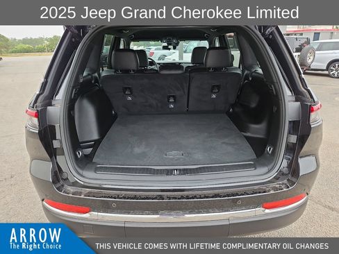 Used 2025 Jeep Grand Cherokee Limited AWD/4WD image 18