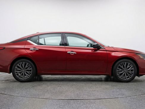 Used 2025 Nissan Altima 2.5 SV image 11