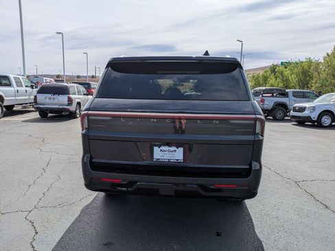 Used 2025 Lincoln Navigator Reserve image 4