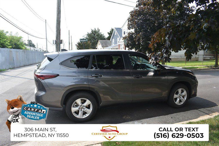 Used 2025 Toyota Highlander LE FWD image 4
