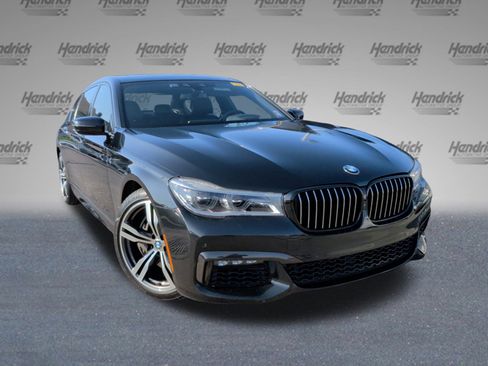 Used 2019 BMW 750i w/ M Sport Package image 2