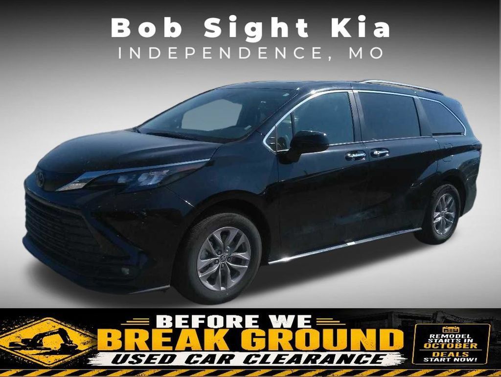Used 2026 Toyota Sienna XLE FWD image 1