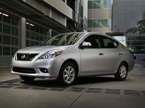 Used 2013 Nissan Versa SV w/ Convenience Pkg image 1
