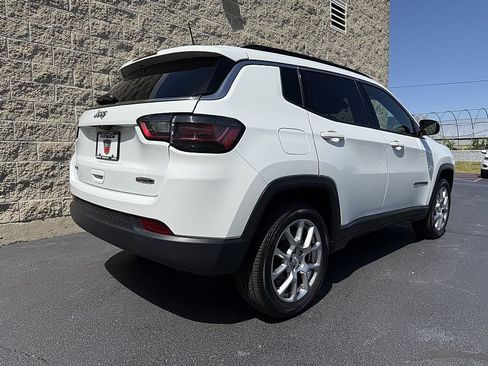 Used 2023 Jeep Compass Latitude w/ Sun and Sound Group AWD/4WD image 3