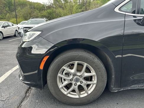 Used 2024 Chrysler Pacifica Touring-L FWD image 20