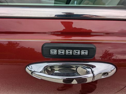 Used 1998 Lincoln Town Car Executive image 30