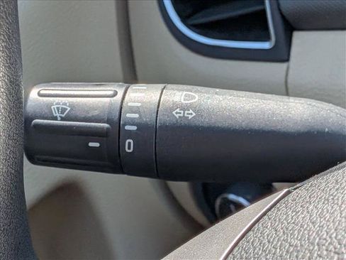 Used 2017 Ford Taurus SE FWD image 16