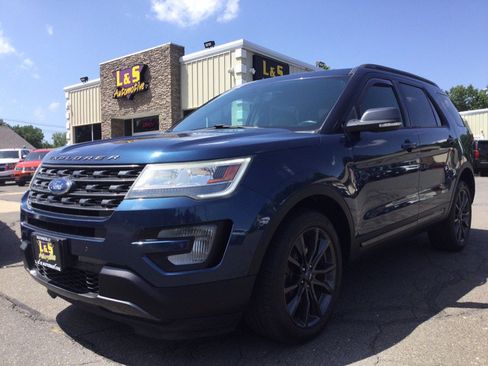 Used 2017 Ford Explorer XLT w/ Equipment Group 202A AWD/4WD image 2
