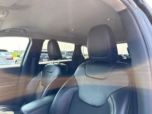 Used 2019 Jeep Cherokee Latitude Plus w/ Cold Weather Group AWD/4WD image 19